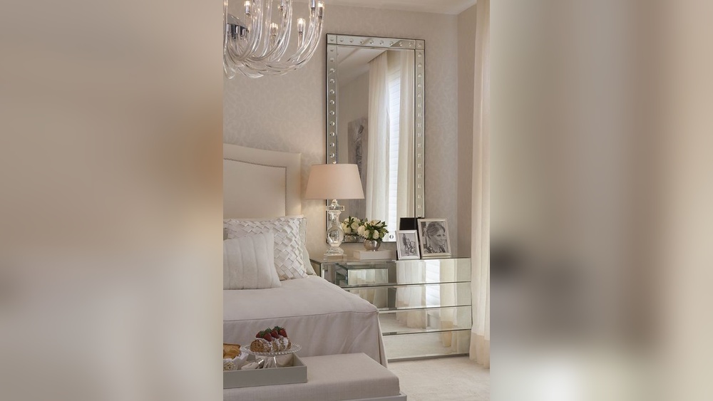 How to Decorate a Bedroom With Mirrored Furniture
