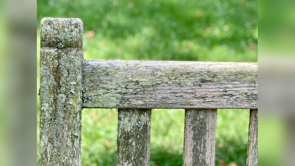 How to Get Green off Outdoor Furniture