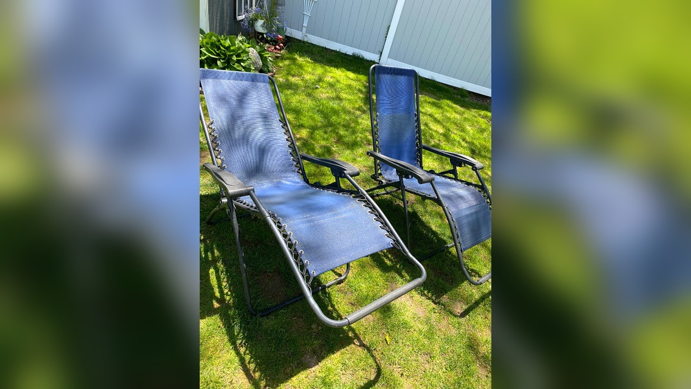 How to Paint Faded Fabric on Outdoor Furniture
