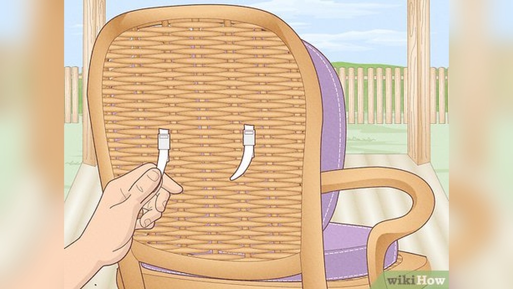 How to Secure Pillows to Outdoor Furniture