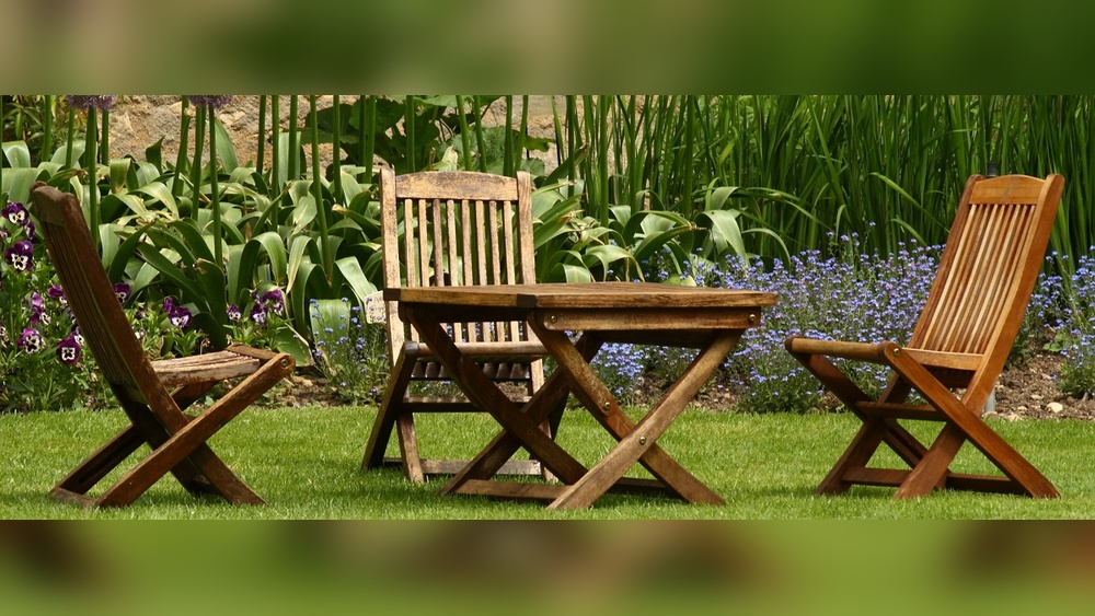 What Kind of Oil to Use on Outdoor Wood Furniture
