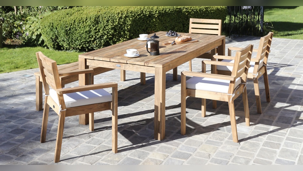 What Oil to Use on Outdoor Teak Furniture