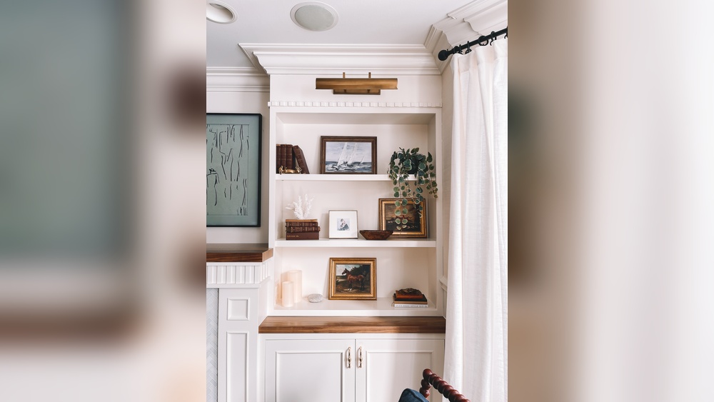 How to Decorate a Bookshelf in the Living Room