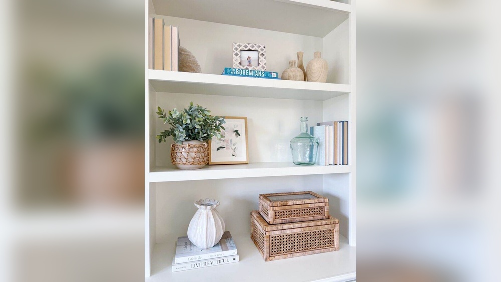 How to Decorate an Office Bookshelf