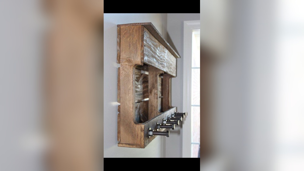 How to Make a Pallet Coat Rack